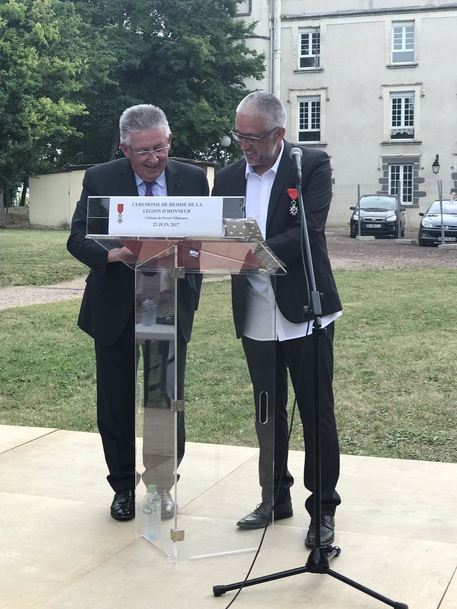 La journée se termine par la remise de la légion honneur à Gérard DUBOIS, Maire de Pessat #welcomerefugees.