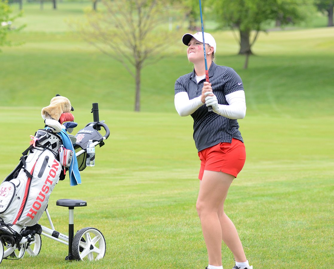 UHCougarWGolf's tweet photo. .@MeganThothong, @andersen_allie, Coach @lucy_nunn &amp; @KelliRollo in top-20 ldrs at #TGAWomen'sStroke Play

SCORING: https://t.co/pjbKCMEzEt https://t.co/Y3PGiAPdPx