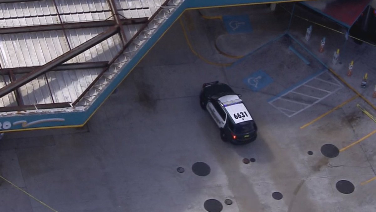 1 person shot in Oakland Park, found at gas station bit.ly/2rLbEBK https://t.co/z863gFYXbY