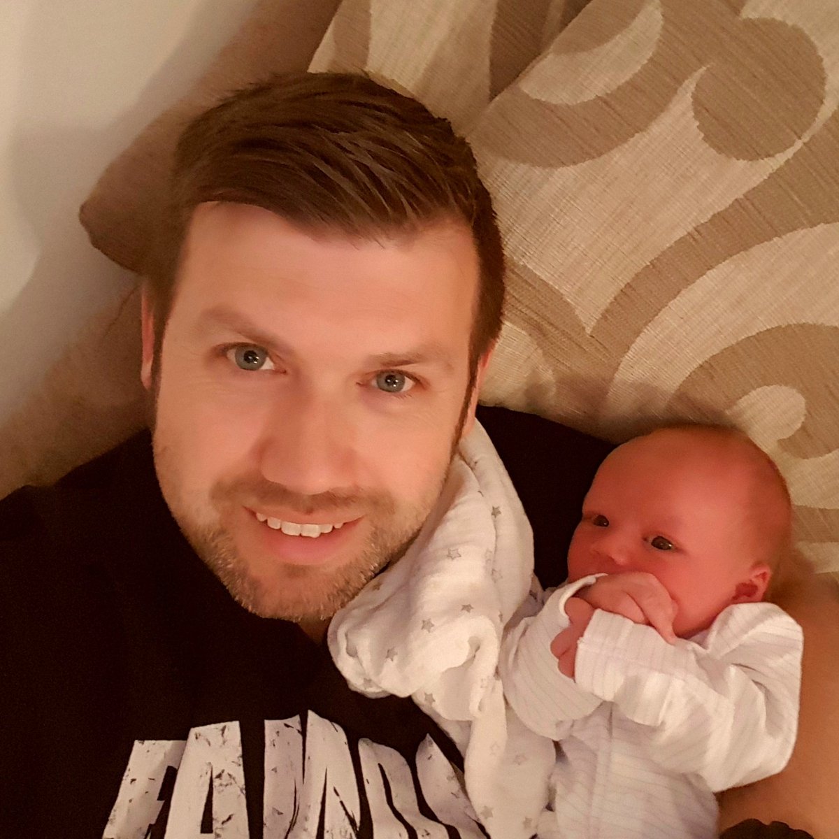 SimonSmith2975's tweet photo. Having cuddles with my boy #babyhughie https://t.co/iwZQE52VBV
