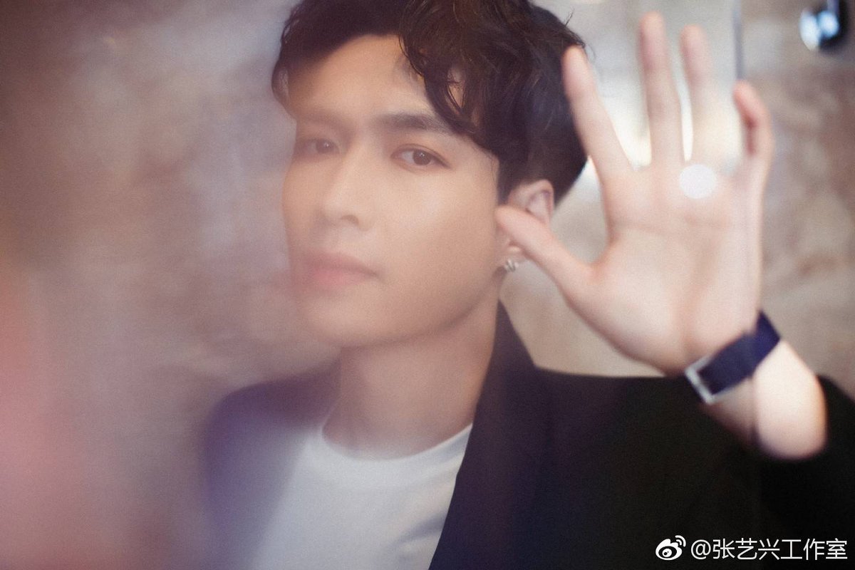 XingPark's tweet photo. 170623 Yixing Studio Weibo Update #Lay #Yixing #张艺兴 #레이 #レイ #อี้ชิง #장이씽 https://t.co/jvHas2mPP7