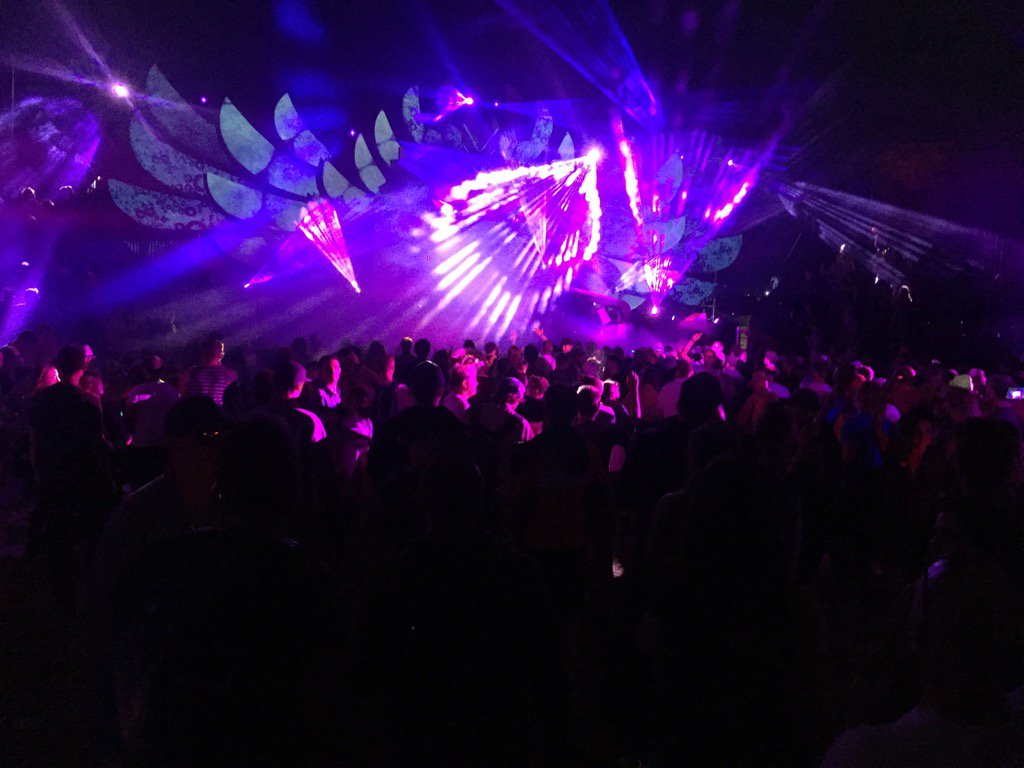 jonsnowC4's tweet image. Glastonbury rocking!