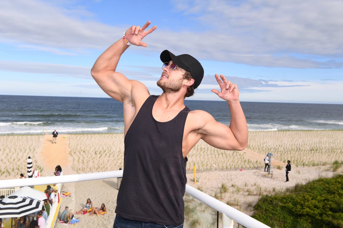 ReallyCody's tweet photo. Hittin a flex at the #MTVBeachHouse with #DewSpikedLemonade to get summer started! Tune in!
#ad https://t.co/mqIm6K4R9F