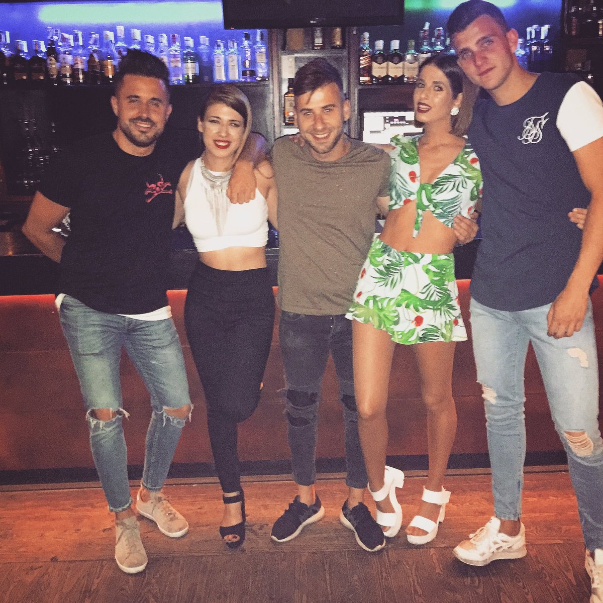 Tenemos por delante muchas horas de fiesta... aún así se nos quedará pequeña la noche!🔥🏃🏼
#laposadadelbuddhaleon
#otrollenazomas