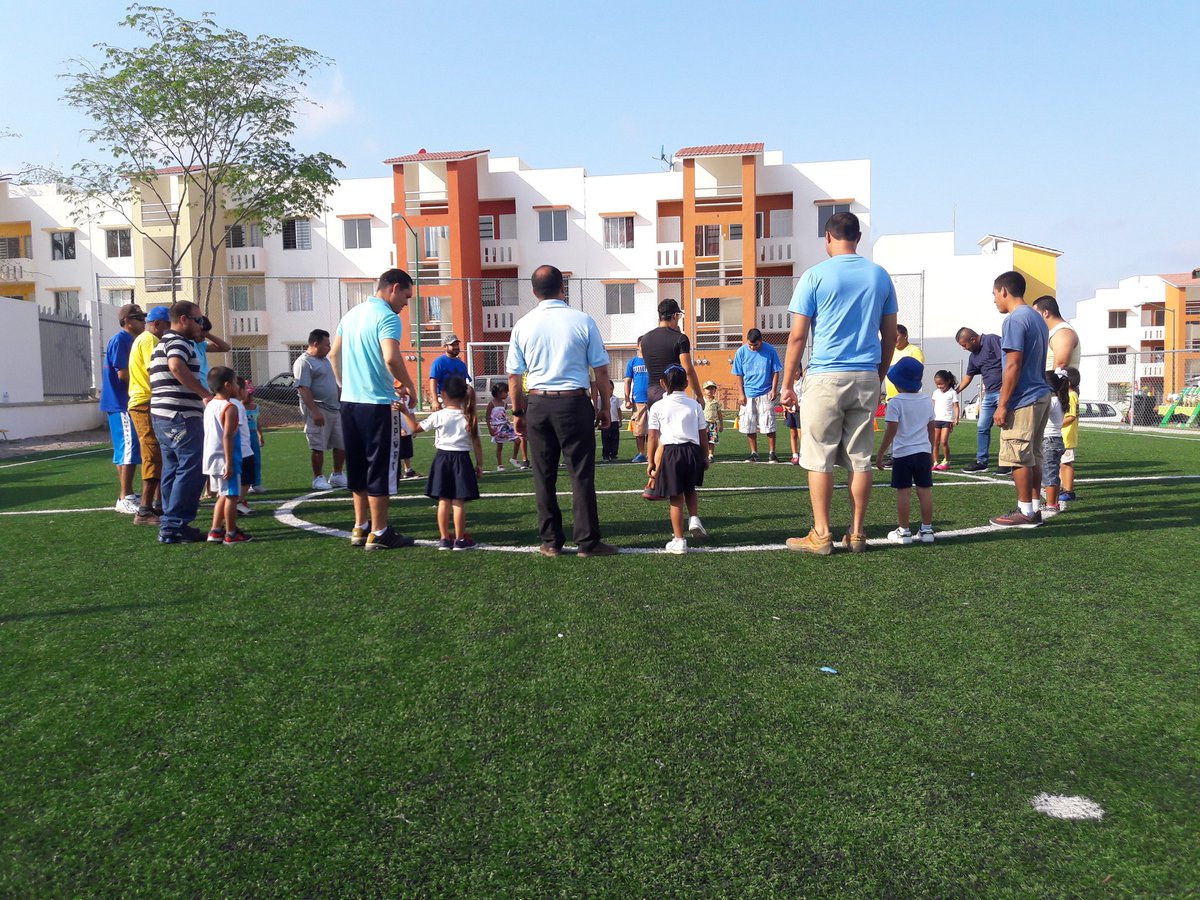 jpauletm's tweet photo. Celebrando a los papás por su día, conviviendo con sus hijos y divirtiéndose juntos. https://t.co/CA5hy3xEBR