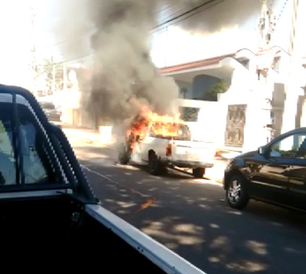g1's tweet photo. Pedreiro vai trabalhar bêbado e coloca fogo no carro do patrão depois de ser dispensado https://t.co/Pgx3EzZkjC #G1 https://t.co/vN94cca2N8