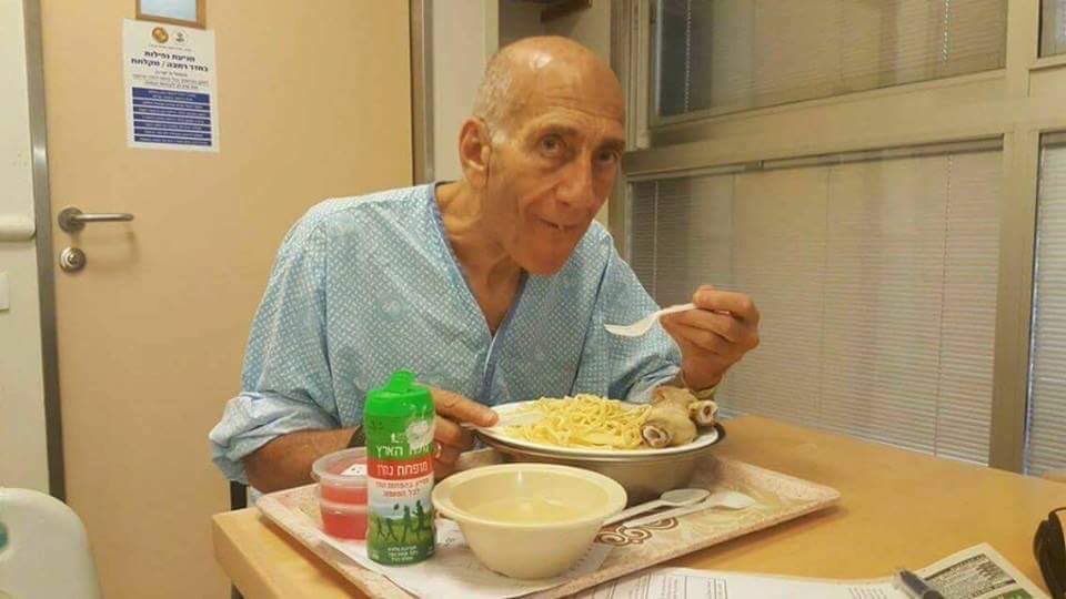 LoveLiberty's tweet photo. هل تذكرون إيهود أولمرت؟ رئيس الوزراء الصهيوني الذي شنّ عدوانين وحشيين على لبنان وغزة إبّان حكمه؟ هكذا بدا في محبسه بعد إدانته في قضايا فساد! https://t.co/iqDTEpojTF