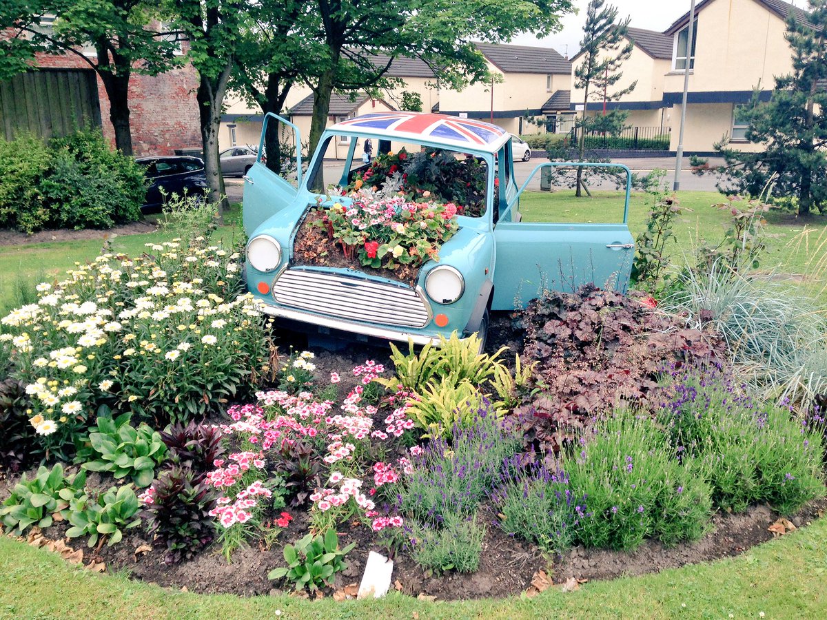 rochdaleinbloom's tweet photo. The #RochdaleInBloom Mini in Sudden is looking great again this year! #RIB17 https://t.co/nKy3iqKLCR
