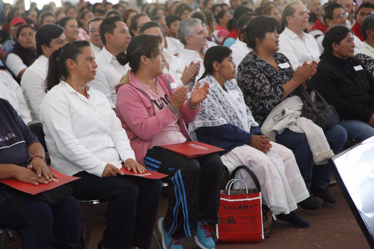 Fonart_mx's tweet photo. ¿Sabías que se han invertido $14.1 mdp en apoyo a 64 proyectos en beneficio de las comunidades de migrantes? #ProsperaTlaxcala https://t.co/ycFvUnlImZ