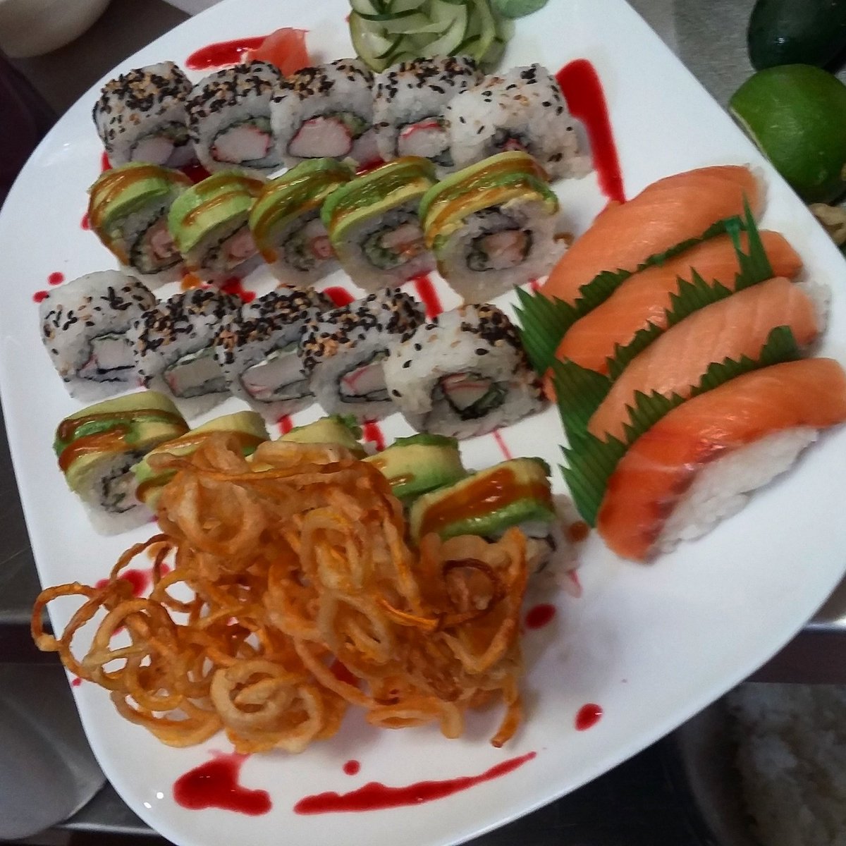 Ivan_Granizo's tweet photo. #sushiroll #uramaki #salmonniguiri #crispyebiroll #californiaroll #sushilifestyle #comidaycorazon #zumofoodanddrink https://t.co/TmbH1mLavK