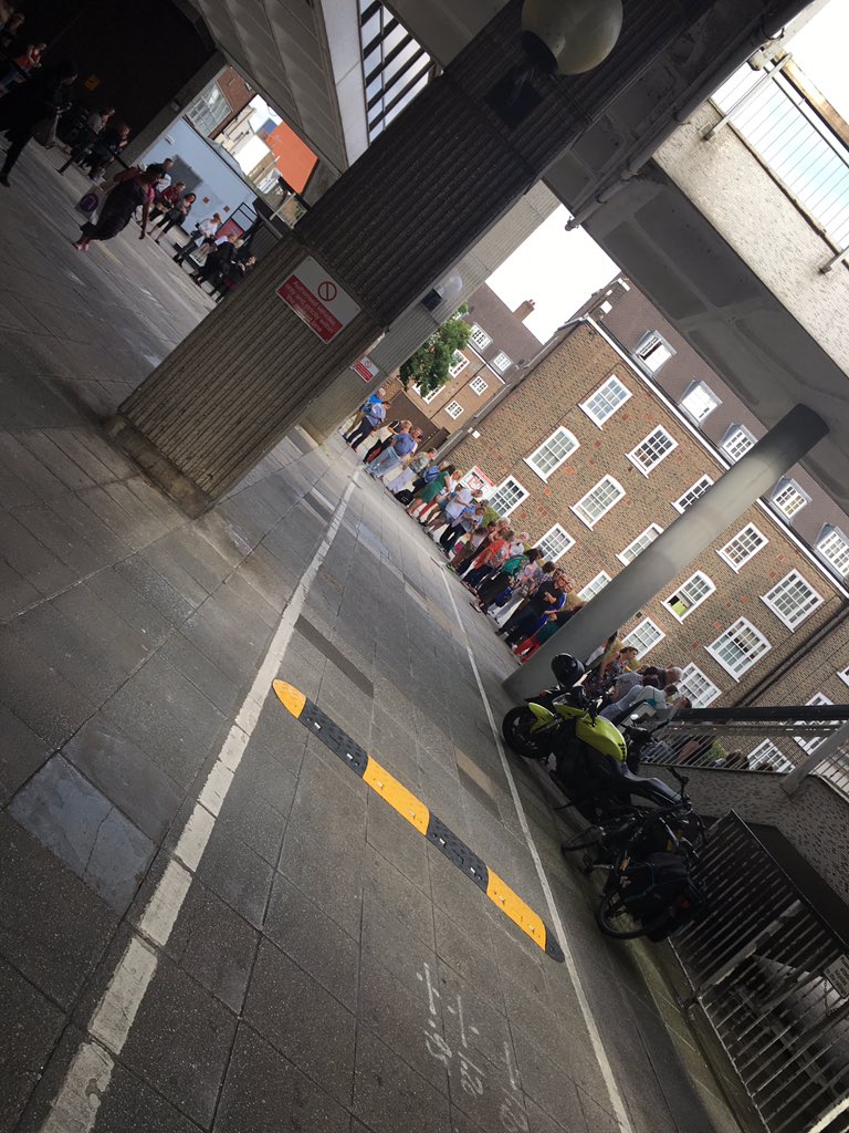 nataliehllnd's tweet image. People  to meet James and Streetcat named Bob #streetcatnamedbob #fundraiser #helpforhomeless #baronscourt