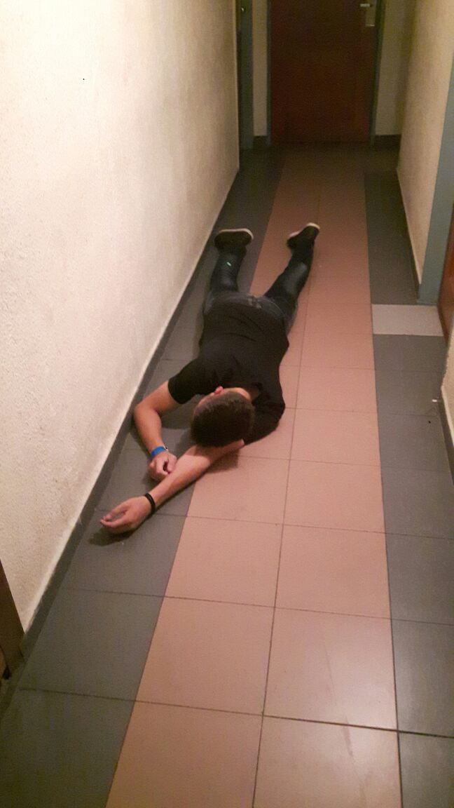 tomas_borgo's tweet photo. Cuando no encontras la tarjeta de tu habitación y el sueño te gana #brc2016 https://t.co/2W3K3yeMPV