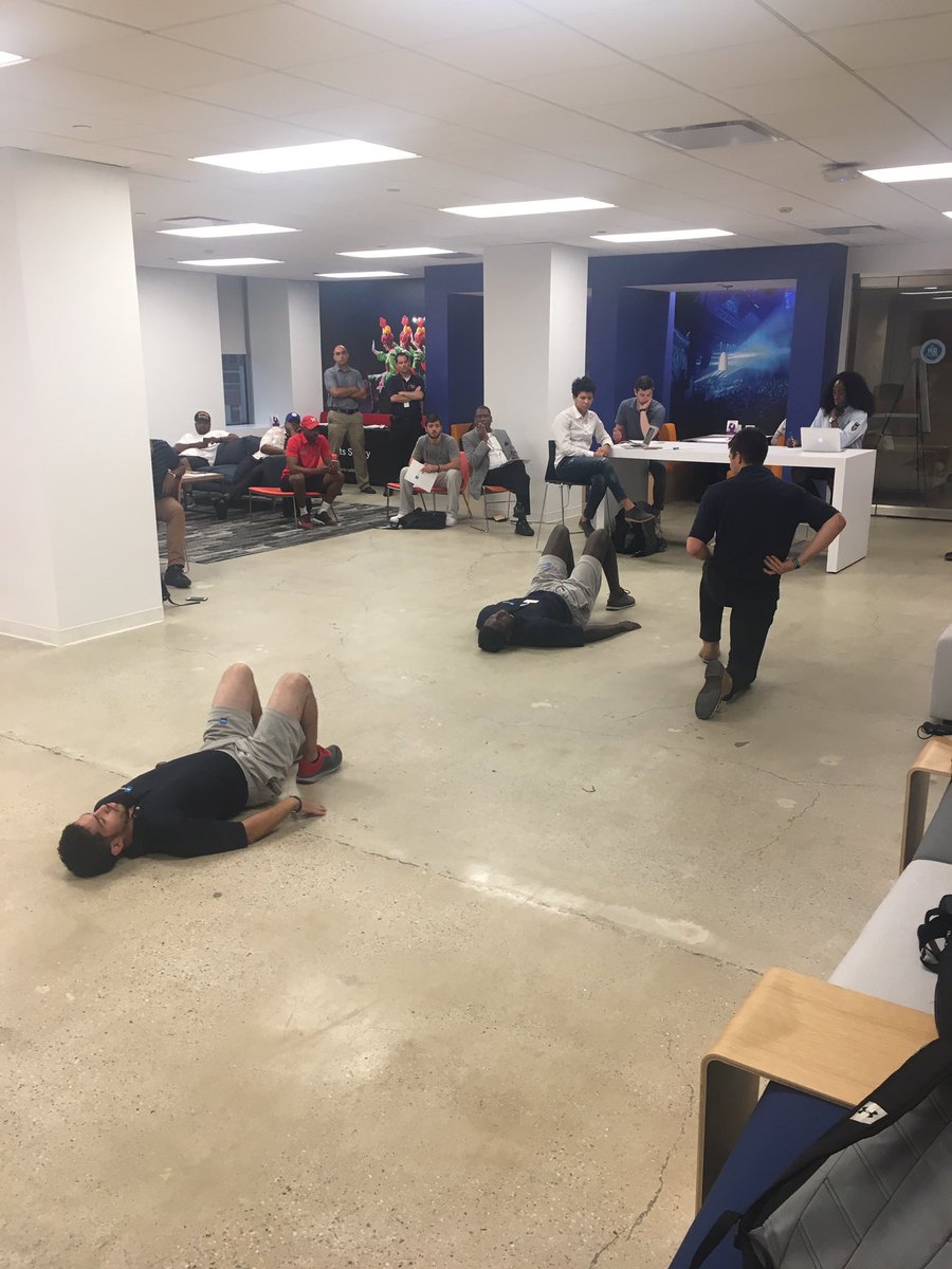 juniorknicks's tweet photo. Our friends at @HSpecialSurgery helping our #JrKnicks and #JrLibs coaches reduce the risk of injury among youth basketball players. https://t.co/75trKcc0aJ