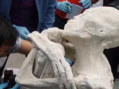 FoxNews's tweet image. Hoax or not? 3-fingered 'humanoid' mummy reportedly found in Peru, sparks skepticism  fxn.ws/2s3Sw16
