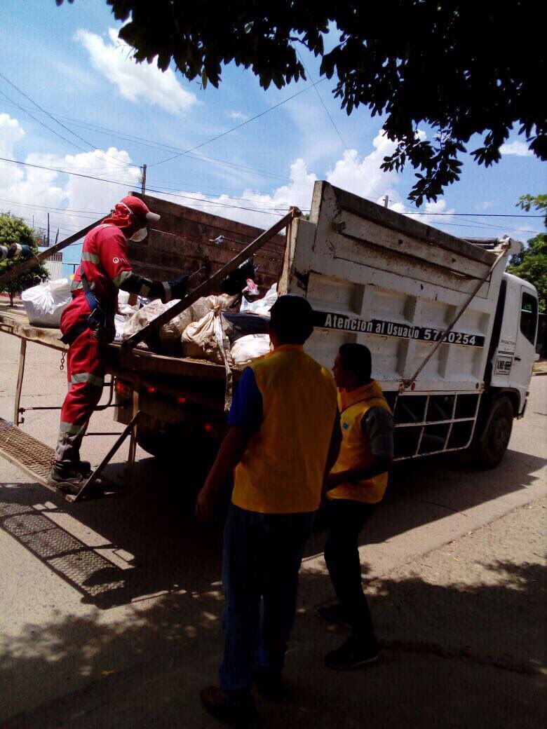 ssaludcucuta's tweet photo. Acciones de control de vectores en el barrio Ospina Pérez por medio de educación sanitaria, recolección de inservibles.
#sisepuedeprogresar https://t.co/3UlCLtEP7d