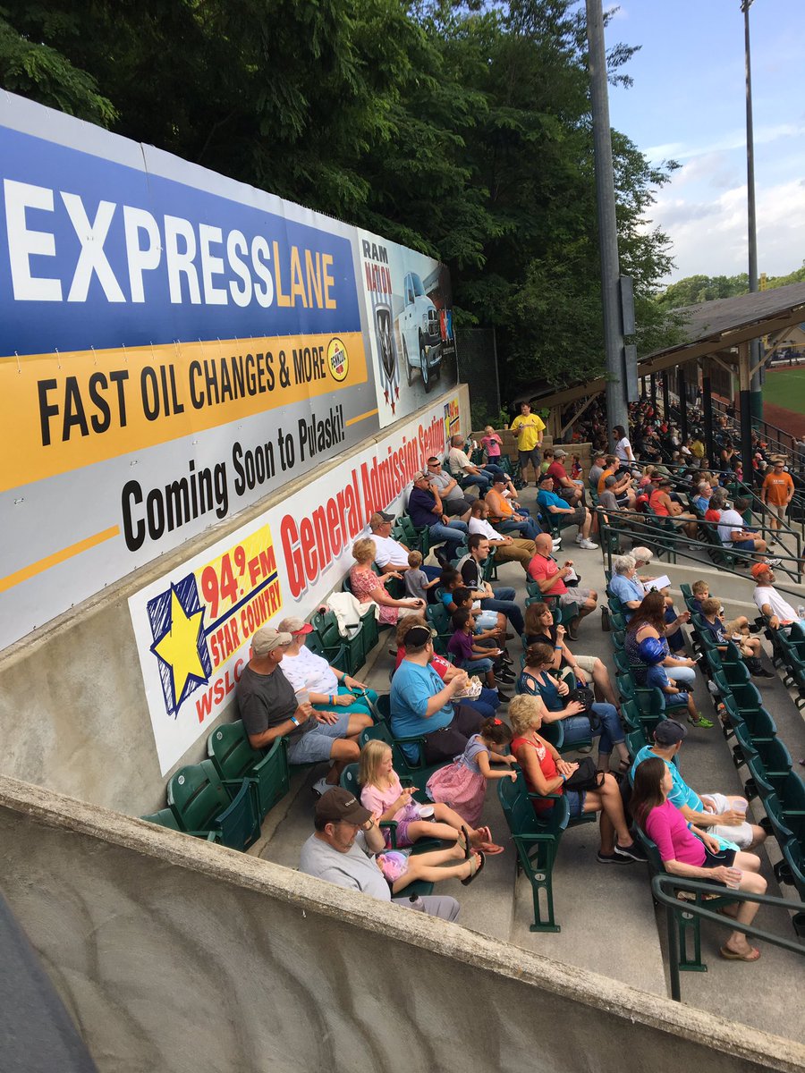 ⭐️It's a perfect night for baseball at historic #calfeepark. The Star Country seating section is getting full! Let's go @pulaskiyanks !⭐️