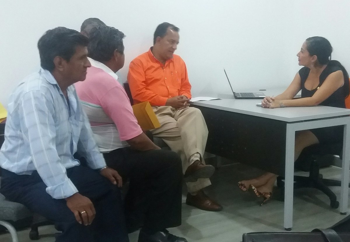 VeroGuevarav's tweet photo. Atendimos hoy a nuestros mandantes en el Centro de Atención Ciudadana de #Milagro, trabajamos por una asamblea de territorio! https://t.co/5WT3lz5Ej9