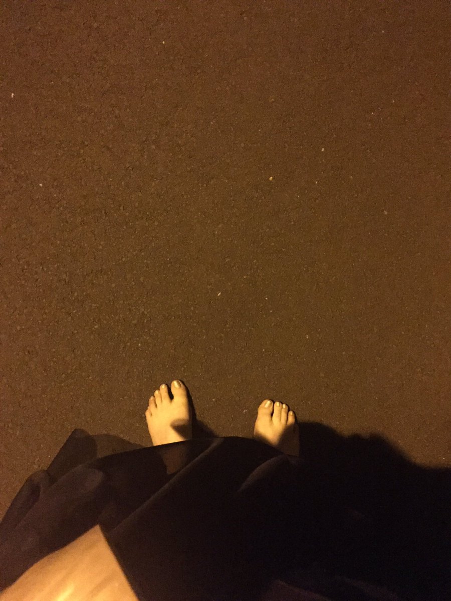 InstiiXD's tweet photo. Mitten in der Nacht barfuß, aber im Abendkleid mit'm Hund raus gehen. Herzlich Willkommen in meinem Leben. https://t.co/2IAjxkYq57
