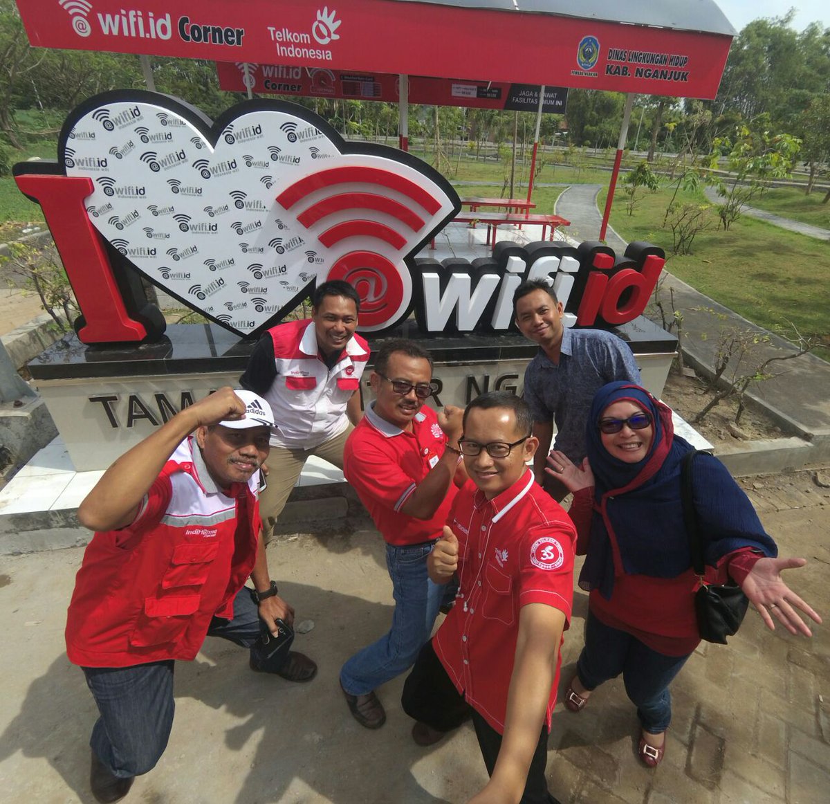WibowoSinung's tweet photo. @_funtastic5_ @parwi66 #kdtreg5 Wifi.Id di Taman Pintar Nganjuk siap menerima netter, termasuk pemudik :) https://t.co/xeNLhINuAc