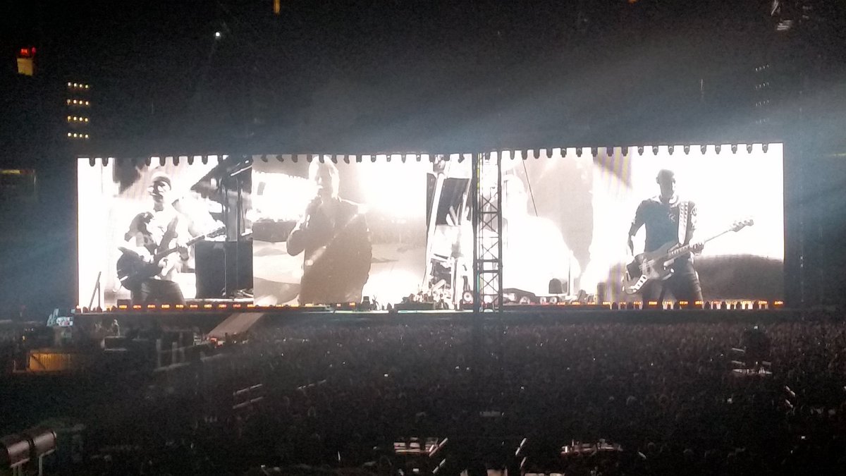 darrenmadill's tweet photo. Thank you @U2 for another memorable concert. One of the best bands of all time. #U2TheJoshuaTree2017 #thatscreen  #U2toronto #10thU2concert https://t.co/iBTlFLXtzT