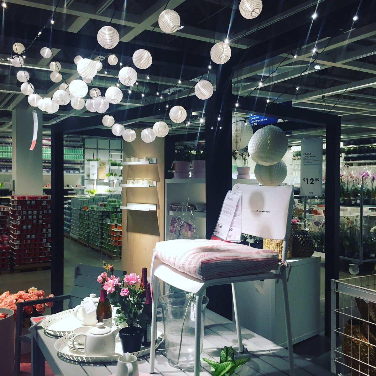 Dreamosphere's tweet image. BACK TO IKEA • TGIF • 🎈• 🐼• 💋• 
#FridayFeeling #IKEA 🇨🇦#DreamosphereBlog #Inspo #TGIF #Pillows #Pandas #Lighting #Decor