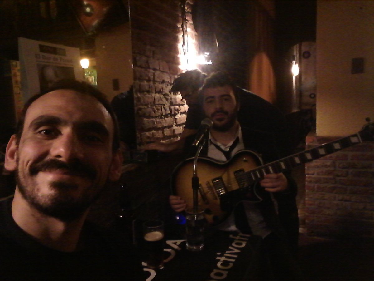 Arranca <a href="/BarCantores/">Cantores En El Bar</a> con @santipignatta.