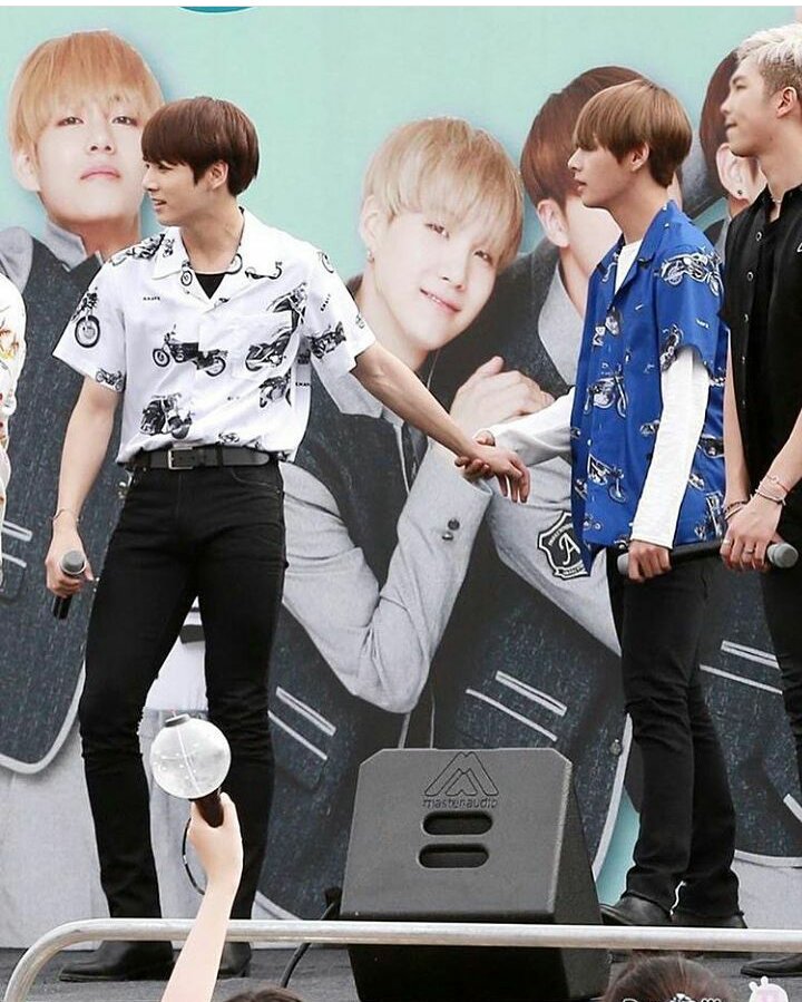 jhopechicken123's tweet photo. #KCAMexico
Voto por #BTS mejor Grupo Internacional
@BTS _twt  vkook amo este shipp se nota el amor ❤❤❤ https://t.co/kS0xnMuFGo