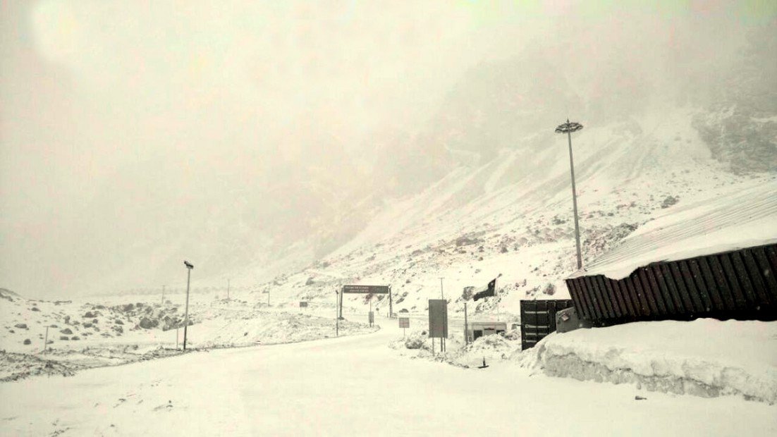 mdzol's tweet photo. ❄️ No abrirá el Paso a Chile: hay 460 camiones en la frontera https://t.co/JYxBHrxRDA https://t.co/HS403DarhQ