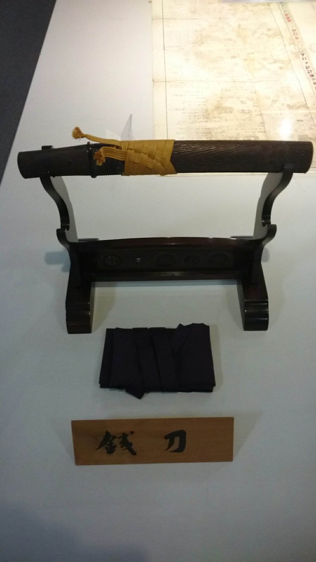 刀鍛冶 安藤広康 銭刀 と言ってお金を入れる為の拵えらしい 盗賊にあっても お金を取られない様にするダミーらしいです 中学生がカツアゲにあっても お金を取られない様に 靴の中にお金を入れるのと同じ発想だな 笑 T Co Ae3gypxs6g