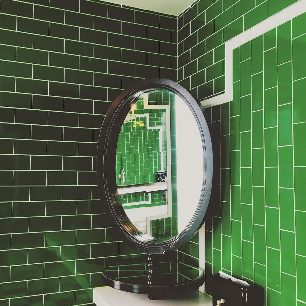 Looking sharp ✔️@viceroysm #classact #hospitality #green #greenbathroom #tile #interiordesign #designsavvy #decor … ift.tt/2t51IXA