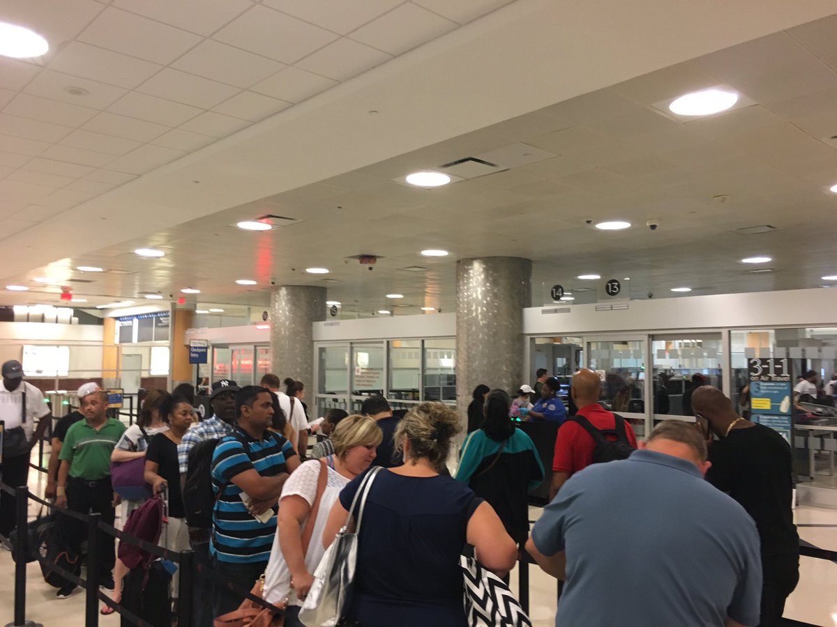 IsaaceRobb's tweet photo. @ATLairport how can you only have one person working security? https://t.co/noV43CvmJh