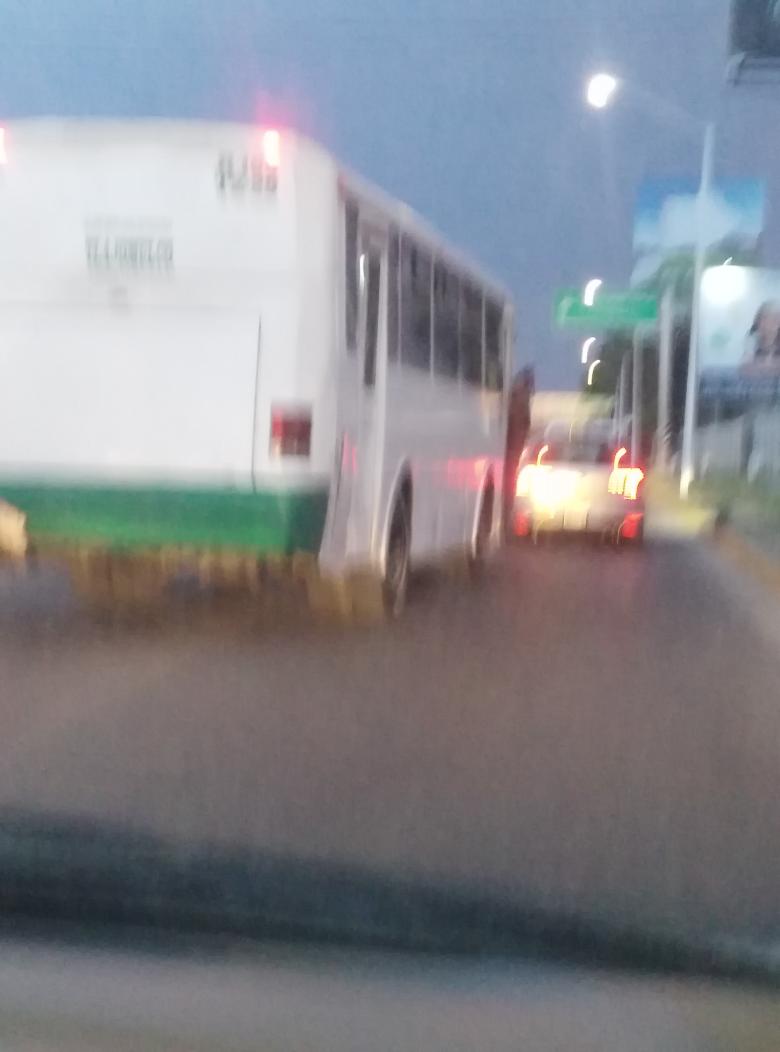 lic_alfredoag's tweet photo. @Trafico_ZMG persona colgando de este camion y revasando ruta 186 https://t.co/WMOmA39Muw