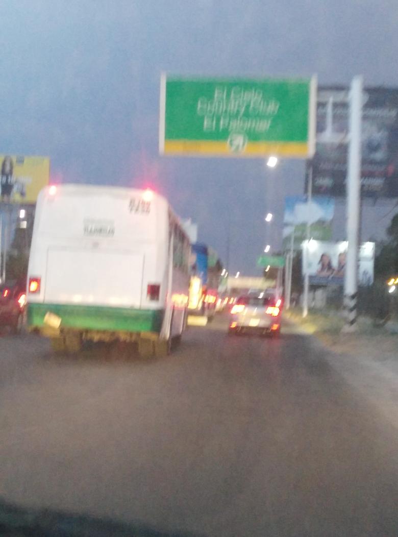 lic_alfredoag's tweet photo. @Trafico_ZMG persona colgando de este camion y revasando ruta 186 https://t.co/WMOmA39Muw