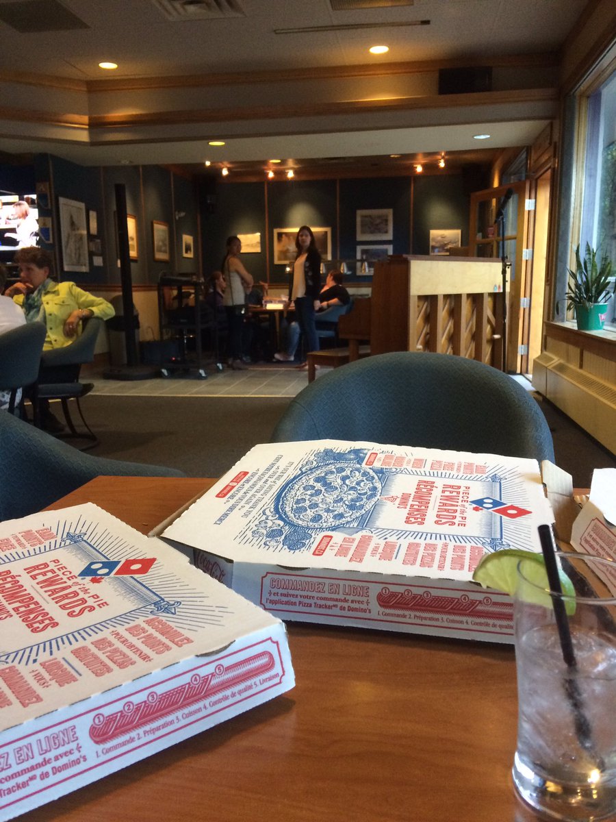 PerezFrancesca's tweet photo. Drink: ✅, pizza ✅, piano ✅, sound ✅: looks like we're ready for #OperaPub #banffopera https://t.co/3NZHRvgxR2