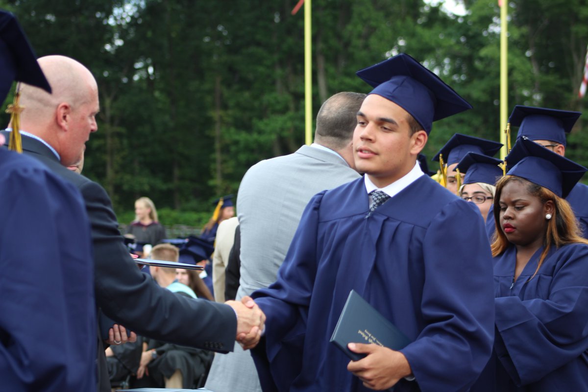 ColoniaHigh's tweet photo. Shaking hands with @EzioTamburello &amp; @DanielHarris08 #graduation2017 #WeDidIt @colonia_2017 @CHSPTONJ @MyCentralJersey @News12NJ #colonia https://t.co/jeTYud88qs