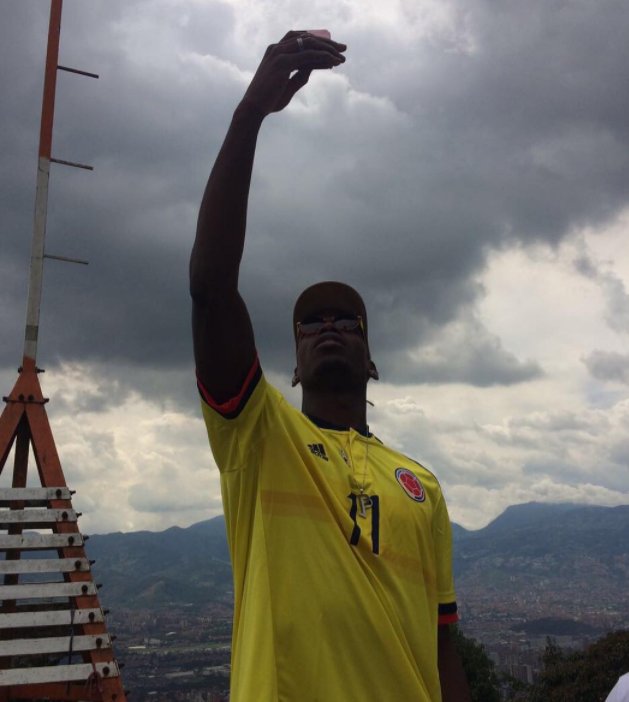 InvictosSomos's tweet photo. Paul Pogba con la camiseta de la Selección de Colombia. 🇫🇷🇨🇴 https://t.co/VPES89tMZ2