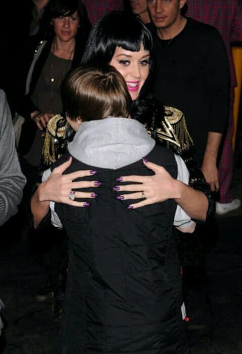 Emily_Biebs012's tweet photo. PERO QUE RÁPIDO SE PASA EL TIEMPO😭💖
La forma en que lo abraza es hermosa.
#JustinAndKaty #Justin4MMVA #JustinBieber https://t.co/PqfdKA9UnF