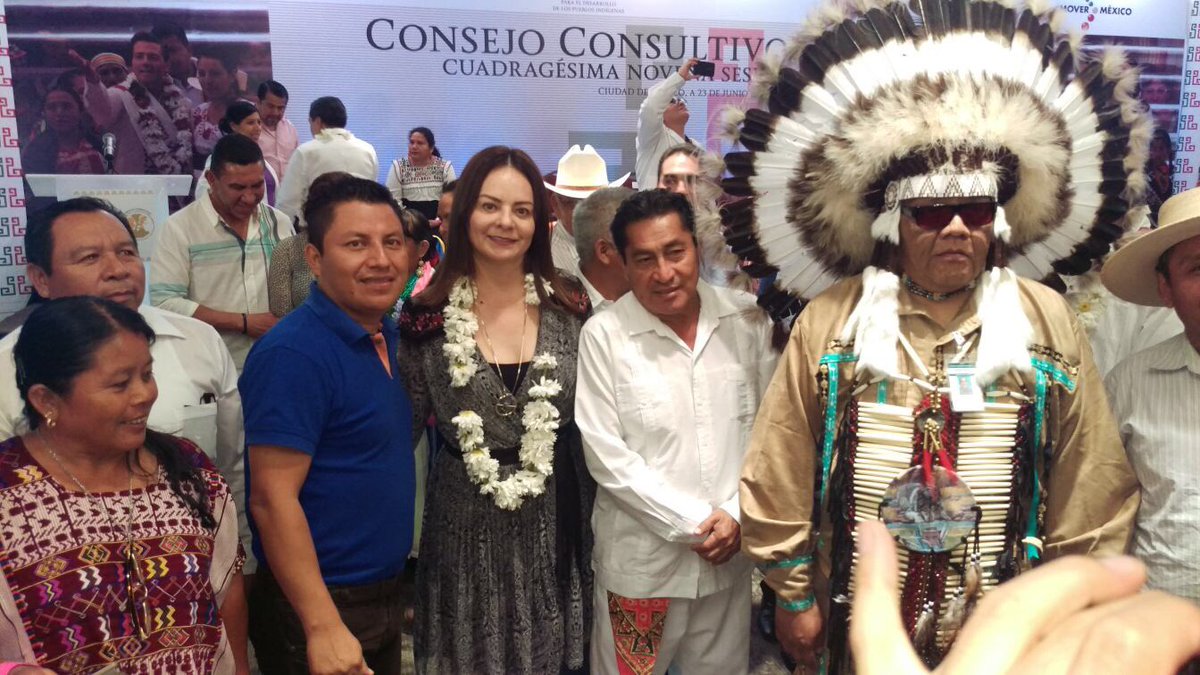 AzucenaAruizz's tweet photo. @Nuvia_Mayorga con Kokikapa Elizondo, consejero indígena Kikapoo, en la Sesión del Consejo Consultivo Nacional en la CDMX. @CDI_mx https://t.co/tTH27PggAr