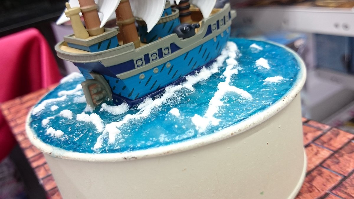 万代書店高崎店あみゅーず ワンピース ワールドコレクタブルフィギュアの海軍軍艦を使ってジオラマを作りましたー 100均で買ったブリキ缶を台座に使い 発泡スチロールで底上げした後着色したクリアレジンを流し込んでいます 波はジェルメディウムや