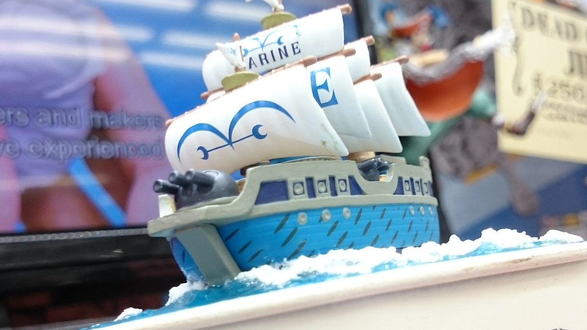 万代書店高崎店あみゅーず ワンピース ワールドコレクタブルフィギュアの海軍軍艦を使ってジオラマを作りましたー 100均で買ったブリキ缶を台座に使い 発泡スチロールで底上げした後着色したクリアレジンを流し込んでいます 波はジェルメディウムや