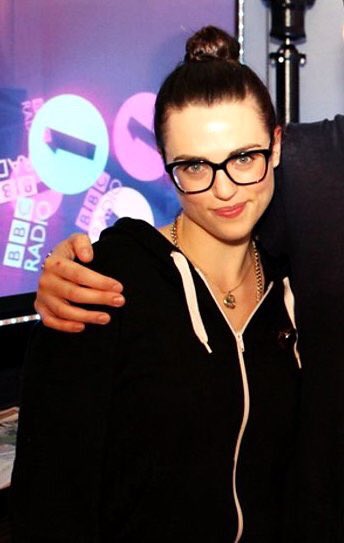 DailySupercorp's tweet photo. Let Lena wear glasses in S3 #Supergirl https://t.co/iI8zUqaPgQ