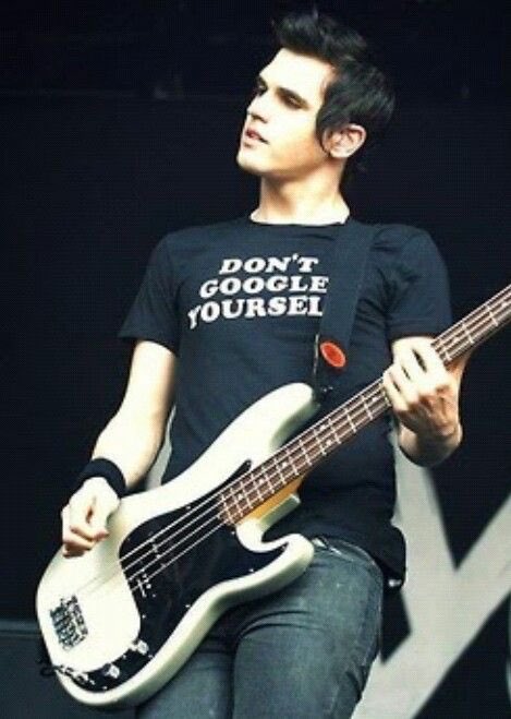 httpmichaelway's tweet image. New Mikey Way RP! 
•Gay
•18-25 (depends on verse)
•Switch
•SV
•DM for plots
•Personality depends on plot 
•RT?