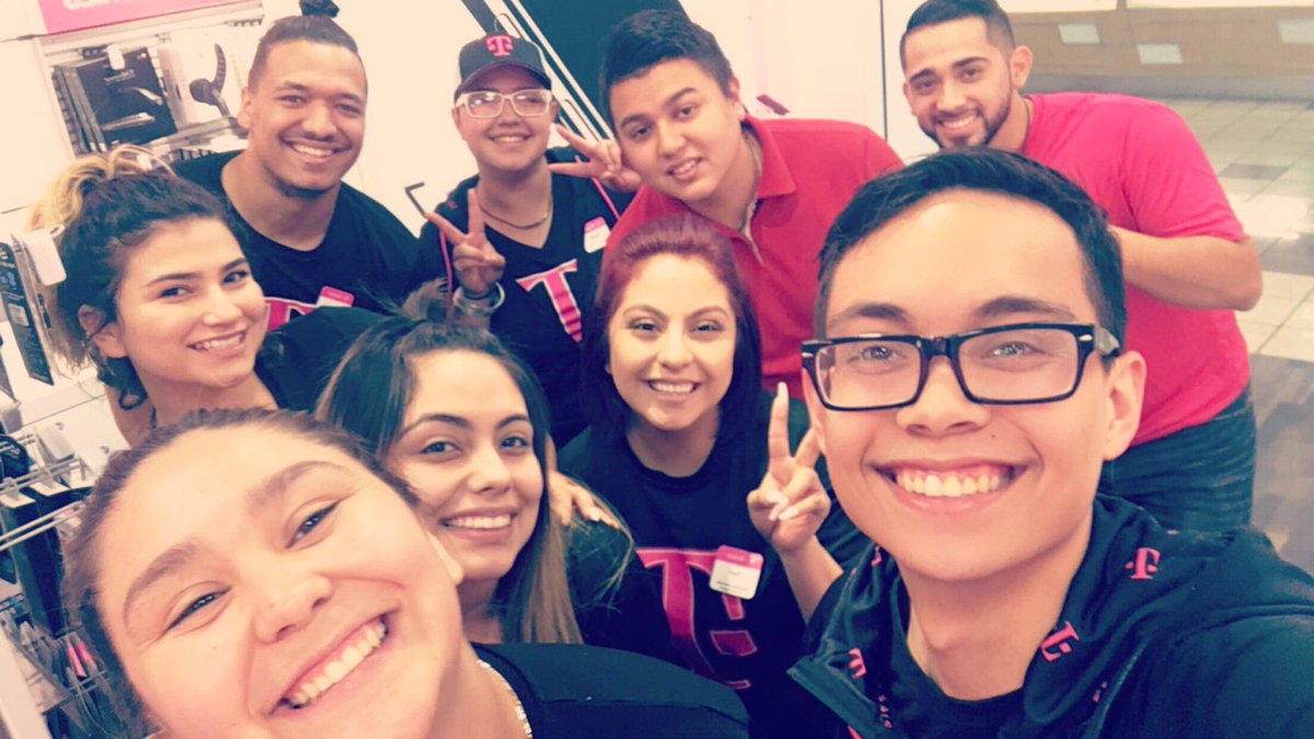 lizzlomeli2's tweet photo. Look who stopped by and bring us lunch ! Thanks for the chick-fill-a boss ! 👊🏼😁 #WeberstownSquad #SACisBack #EatingGood https://t.co/Eny3IJRbOR