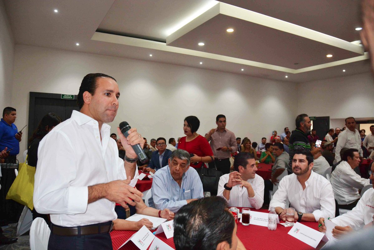 ChrisLopezBC's tweet photo. Tijuana, B.C. Reunión de trabajo con miembros del Comité Ejecutivo Nacional y Estructura con rumbo a la Asamblea Nacional del PRI. Saludos!! https://t.co/Y2b3zDxX8P