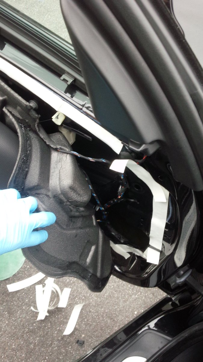 い も 車ドアからの雨漏り修理 予想通り内張りの中のインシュレーターがブチルゴム劣化で剥がれてました 劣化下部分を取り除き 新たにブチルテープを貼り付け セメダインスーパーxで補強して 戻す これで梅雨も乗り切れるはずだ そして会社の