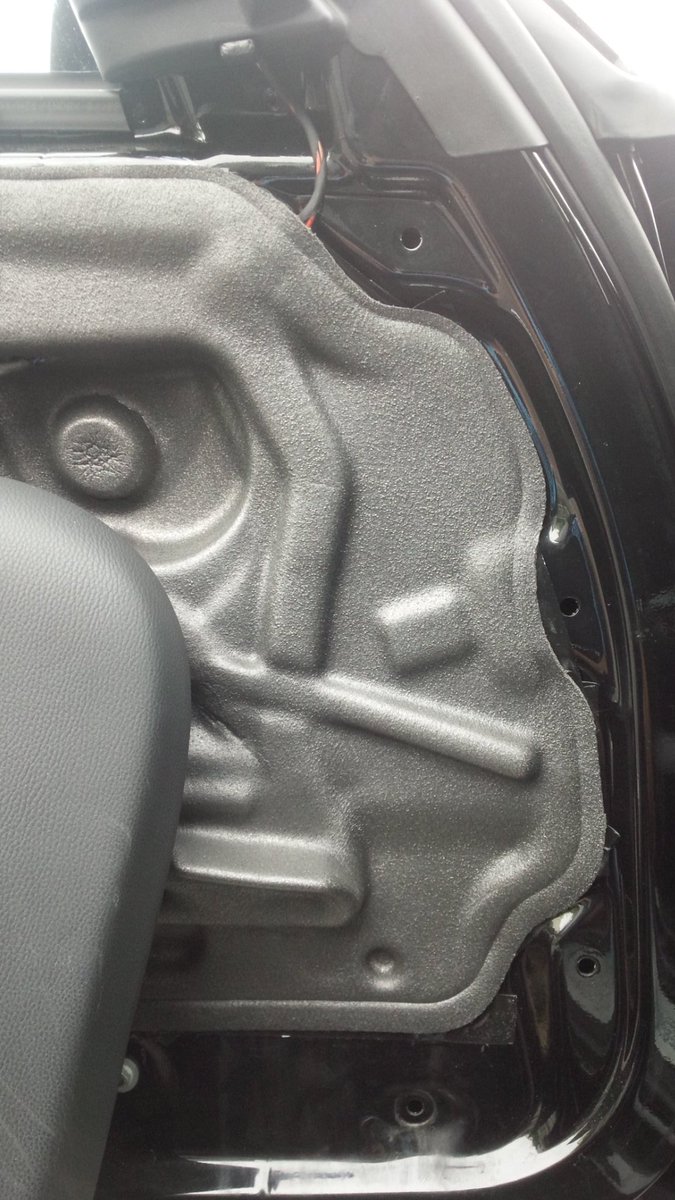 O Xrhsths い も Sto Twitter 車ドアからの雨漏り修理 予想通り内張りの中のインシュレーターがブチルゴム劣化で剥がれてました 劣化下部分を取り除き 新たにブチルテープを貼り付け セメダインスーパーxで補強して 戻す これで梅雨も乗り切れるはずだ そして