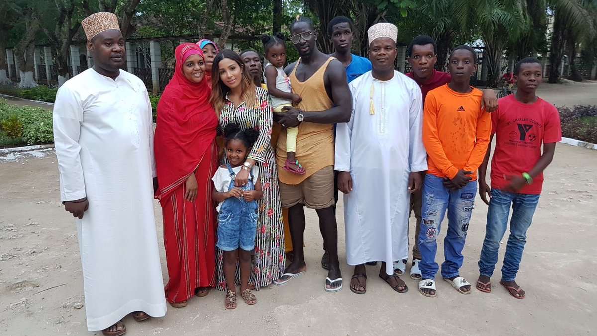 En cette fin de Ramadan, dons de riz, farine, cahiers, stylos pour l'orphelinat SOS Children's Villages Zanzibar #AMSAK #VacancesUtiles