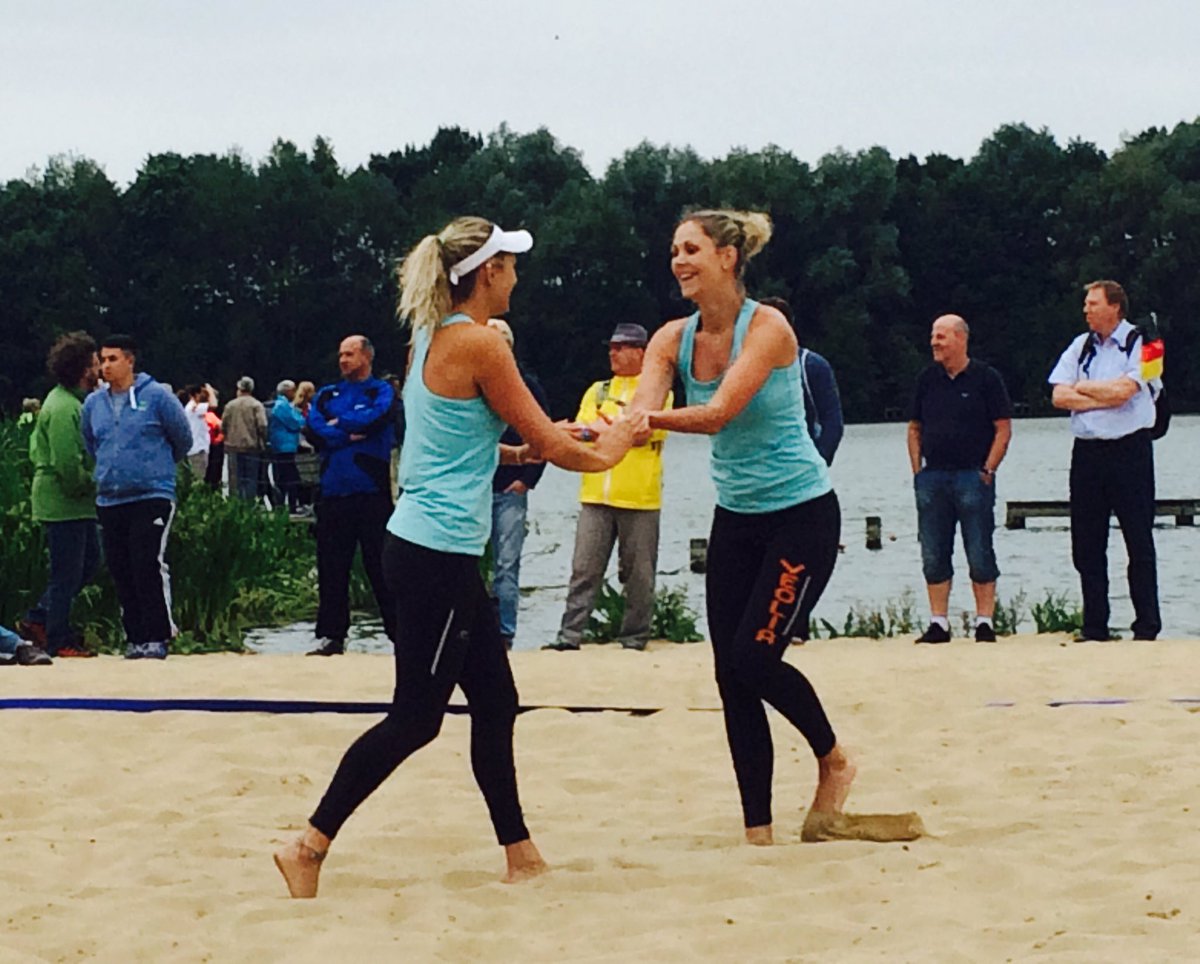 Ondertussen finale #beach #volleybal #team <a href="/Veolia_FR/">Veolia | France</a> tegen #munster #samen #collegas #knallenmetdieballen @Sport_Zaken