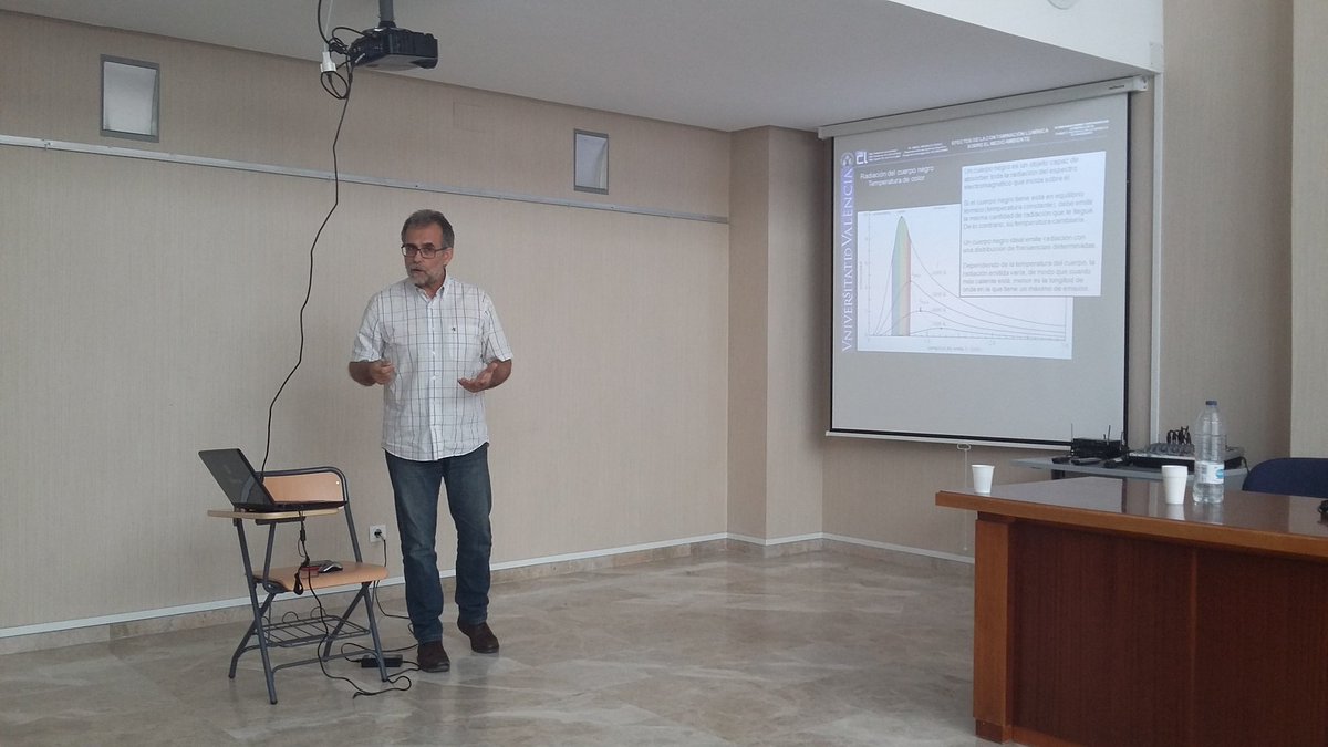 Ángel Morales, de la #UniversidaddeValencia, abre las intervenciones en las II Jornadas sobre #ContaminaciónLumínica en el #PNGuadarrama