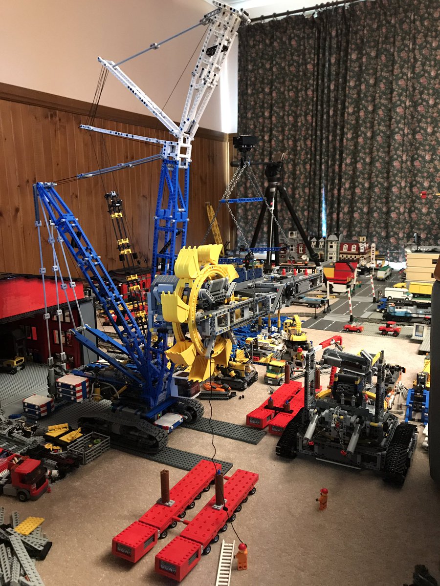 Big_Red_Shed's tweet image. We have liftoff of the 1600g load. @LEGO_Group #PowerFunctions #CrawlerCrane